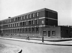 Magyarország, Budapest XIV., Kaffka Margit köz (935. utca) 2-6., Kun Béla (később Kaffka Margit) Általános Iskola a Kaffka Margit utcából nézve., 1960, Samodai József Zuglói Helytörténeti Műhely, Budapest, modern építészet, középület, Fortepan #132013