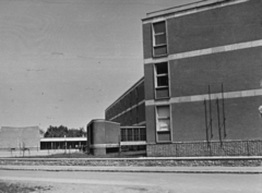 Magyarország, Budapest XIV., a Kaffka Margit közi (935. utcai) Kun Béla (később Kaffka Margit) Általános Iskola a Szervián utcából nézve., 1960, Samodai József Zuglói Helytörténeti Műhely, Budapest, modern építészet, Fortepan #132014