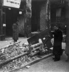 Magyarország, Budapest VII., páncéltörő ágyú maradványa a Rákóczi út 30. számú ház előtt., 1956, Jánoska Tibor, forradalom, Budapest, képarány: négyzetes, járműroncs, Fortepan #132021