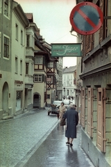 Ausztria, Bregenz, Kirchstrasse a Röhmerstrasse felé nézve., 1960, Jánossy Virág, Háberl Aladár, színes, utcakép, cégér, háttal, Fortepan #132041