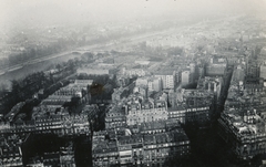 Franciaország, Párizs, kilátás az Eiffel-toronyból a Szajna felé, előtérben az Alma híd (Pont de l&#39;Alma), a távolban az Invalidusok hídja és a III. Sándor híd., 1932, Paczolay család, háztető, Fortepan #132069