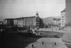 Hungary, Budapest XI., Móricz Zsigmond (Horthy Miklós) körtér a Karinthy Frigyes (Verpeléti) út felől nézve. Középen a Szent Imre szobor (Kisfaludi Strobl Zsigmond), szemben a Villányi út (Szent Imre herceg útja)., 1930, Paczolay család, bus, horse, MÁVAG-brand, automobile, Budapest, Fortepan #132084