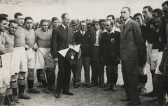 Románia, Bukarest, Venus Stadion (később a Parcul Venus), a felvétel a Bocskai FC - Venus București 2:1 (0:1) labdarúgó-mérkőzés alkalmával készült, 1932. május 1-én. Balra a házigazdáktól kapott zászlóval Sajó István építész, a Bocskai FC társelnöke., 1932, Sajó István, zászló, futballcsapat, sport mez, Fortepan #132096