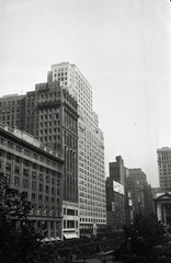 USA, New York, Nyugati 42. utca az Ötödik sugárút felé nézve, középen a Salmon Tower épület, jobb szélen a Bryant Park és a New York-i közkönyvtár., 1927, Sajó István, high-rise building, Fortepan #132110