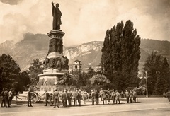 Olaszország, Trento, Piazza Dante, Dante emlékmű (Cesare Zocchi, 1896.)., 1916, Barják András, első világháború, műemlék, tüzérség, szoborcsoport, Dante Alighieri-ábrázolás, Cesare Zocchi-terv, Fortepan #132127