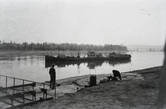 Magyarország, Budapest III., Árpád fejedelem útja 50., Asboth hajóépítő telep, az AT 50/2 légcsavaros hajó építés közben a sólyán. Balra a Margit-sziget, jobbra a Manci híd és a lerombolt Margit híd. Leltári jelzet: MMKM TFGY 2017.5.14, 1946, Magyar Műszaki és Közlekedési Múzeum / Történeti Fényképek Gyűjteménye / Asboth Oszkár gyűjteménye, hajó, hajógyártás, Budapest, Fortepan #132146