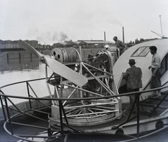 Magyarország, Budapest IX., Ráckevei (Soroksári)-Duna, háttérben a Nagyvásártelep. Az AT 50/1 légcsavaros hajó a kikötőben. Leltári jelzet: MMKM TFGY 2017.5.86, 1946, Magyar Műszaki és Közlekedési Múzeum / Történeti Fényképek Gyűjteménye / Asboth Oszkár gyűjteménye, hajó, Budapest, Fortepan #132163