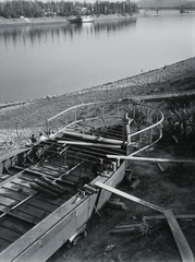 Magyarország, Budapest III., Árpád fejedelem útja 50., Asboth hajóépítő telep, az AT 50/2 légcsavaros hajó építés közben a sólyán. Leltári jelzet: MMKM TFGY 2017.5.104, 1946, Magyar Műszaki és Közlekedési Múzeum / Történeti Fényképek Gyűjteménye / Asboth Oszkár gyűjteménye, hajógyártás, Budapest, Fortepan #132172