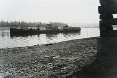 Magyarország, Budapest III., a BRP Lom motoros áruszállító hajó a Dunán az Asboth hajóépítő telep előtt, mögötte a Margit-sziget, Jobbra a Manci híd, távolabb a lerombolt Margit híd. Leltári jelzet: MMKM TFGY 2017.5.110, 1946, Magyar Műszaki és Közlekedési Múzeum / Történeti Fényképek Gyűjteménye / Asboth Oszkár gyűjteménye, Budapest, Fortepan #132173