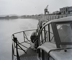 Magyarország, Budapest IX., Ráckevei (Soroksári)-Duna, háttérben a Nagyvásártelep. Az AT 50/1 légcsavaros hajó próbaúton. Leltári jelzet: MMKM TFGY 2017.5.131, 1946, Magyar Műszaki és Közlekedési Múzeum / Történeti Fényképek Gyűjteménye / Asboth Oszkár gyűjteménye, hajó, Budapest, Fortepan #132180