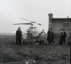 Magyarország, Budapest XVIII., Cséry telep, Asboth Oszkár AH-4 helikoptere a földi mozgatáshoz alkalmazott vendégfutón. A felvétel 1930. december 9-én készült. Leltári jelzet: MMKM TFGY 2017.5.133, 1930, Magyar Műszaki és Közlekedési Múzeum / Történeti Fényképek Gyűjteménye / Asboth Oszkár gyűjteménye, helikopter, Budapest, Fortepan #132181