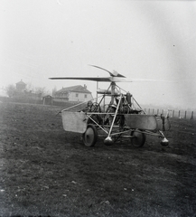 Magyarország, Budapest XVIII., Cséry telep, Asboth Oszká AH-4 helikoptere a földi mozgatáshoz alkalmazott vendégfutón. A felvétel 1930. december 9-én készült. Leltári jelzet: MMKM TFGY 2017.5.142, 1930, Magyar Műszaki és Közlekedési Múzeum / Történeti Fényképek Gyűjteménye / Asboth Oszkár gyűjteménye, helikopter, Budapest, Fortepan #132184