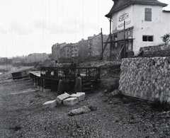 Magyarország, Budapest III., Árpád fejedelem útja 50., Asboth hajóépítő telep, az AT 50/2 légcsavaros hajó építés közben a sólyán. Leltári jelzet: MMKM TFGY 2017.5.165, 1946, Magyar Műszaki és Közlekedési Múzeum / Történeti Fényképek Gyűjteménye / Asboth Oszkár gyűjteménye, hajógyártás, Budapest, épület, terméskő, Fortepan #132188