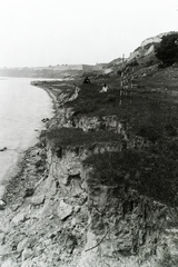 Hungary, Balatonkenese, a löszfal megerősítésére irányuló munkálatok előzetes felmérése a település térségében, az 1914. május 11-én történt földcsuszamlást és vasúti balesetet követően. Leltári jelzet: MMKM TFGY 2017.6.8, 1914, Magyar Műszaki és Közlekedési Múzeum / Történeti Fényképek Gyűjteménye, Fortepan #132199