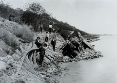 Magyarország, Balatonfűzfő,Balatonkenese, a települések között 1914. május 11-én bekövezkezett földcsuszamlással a Balatonba sodort személyvonat MÁV 220 sorozatú mozdonya és kocsijai. Leltári jelzet: MMKM TFGY 2017.6.13, 1914, Magyar Műszaki és Közlekedési Múzeum / Történeti Fényképek Gyűjteménye, baleset, Fortepan #132203