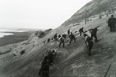 Hungary, Balatonkenese,Balatonakarattya, új nyomvonal építése és a támfal megerősítése a települések között, az 1914. május 11-én történt földcsuszamlást és vasúti balesetet követően. Leltári jelzet: MMKM TFGY 2017.6.20, 1914, Magyar Műszaki és Közlekedési Múzeum / Történeti Fényképek Gyűjteménye, Fortepan #132208