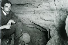 Hungary, Balatonkenese, a munkálatokat irányító vasúti mérnök a település térségében, a löszfal megerősítéséhez használt lösz és agyag kinyeréséhez épült tárnában, az 1914. május 11-én történt földcsuszamlást és vasúti balesetet követően. Leltári jelzet: MMKM TFGY 2017.6.22, 1914, Magyar Műszaki és Közlekedési Múzeum / Történeti Fényképek Gyűjteménye, engineer, cave, Fortepan #132210