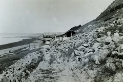 Magyarország, Balatonkenese, új nyomvonal építése és a támfal megerősítése a település térségében, az 1914. május 11-én történt földcsuszamlást és vasúti balesetet követően. Leltári jelzet: MMKM TFGY 2017.6.25, 1914, Magyar Műszaki és Közlekedési Múzeum / Történeti Fényképek Gyűjteménye, Fortepan #132212