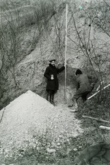 Hungary, Balatonkenese, löszfal helyreállítását és megerősítését irányító vasúti mérnök mérőpóznával a település térségében, az 1914. május 11-én történt földcsuszamlást és vasúti balesetet követően. Leltári jelzet: MMKM TFGY 2017.6.26, 1914, Magyar Műszaki és Közlekedési Múzeum / Történeti Fényképek Gyűjteménye, Fortepan #132213