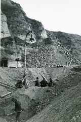 Hungary, Balatonkenese, löszfal helyreállítása és megerősítése a település térségében, az 1914. május 11-én történt földcsuszamlást és vasúti balesetet követően. Leltári jelzet: MMKM TFGY 2017.6.27, 1914, Magyar Műszaki és Közlekedési Múzeum / Történeti Fényképek Gyűjteménye, Fortepan #132214