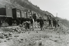 Hungary, Balatonkenese,Balatonakarattya, KKStB szénszállító kocsik szállítják a követ a települések közötti támfal megerősítési munkálataihoz. Leltári jelzet: MMKM TFGY 2017.6.39, 1914, Magyar Műszaki és Közlekedési Múzeum / Történeti Fényképek Gyűjteménye, Fortepan #132220