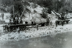 Hungary, Balatonfűzfő,Balatonkenese, a települések között 1914. május 11-én bekövetkezett földcsuszamlással a Balatonba sodort MÁV 220 sorozatú gőzmozdony kazánjának kiemelése a MÁV XI. pályaszámú darukocsival. Leltári jelzet: MMKM TFGY 2017.6.44, 1914, Magyar Műszaki és Közlekedési Múzeum / Történeti Fényképek Gyűjteménye, wreck, Fortepan #132224