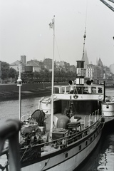 Németország, Köln, Rheinauhafen, kikötő a Rajnán. A lapátkerekes vontató gőzhajó mögött a távolban a Dóm és a St. Maria in Lyskirchen. Leltári jelzet: MMKM TFGY 2017.7.1, 1930, Magyar Műszaki és Közlekedési Múzeum / Történeti Fényképek Gyűjteménye / Nickl Béla gyűjteménye, Fortepan #132228