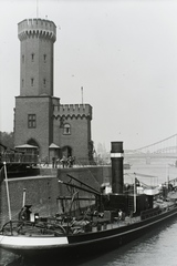 Németország, Köln, gőzhajó a Malakoff-torony előtt. Távolban a Hindenburgbrücke és a Hohenzollernbrücke sziluettje látszik. Leltári jelzet: MMKM TFGY 2017.7.3, 1930, Magyar Műszaki és Közlekedési Múzeum / Történeti Fényképek Gyűjteménye / Nickl Béla gyűjteménye, Fortepan #132230