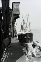 Németország, Köln, Rheinauhafen, kikötő a Rajnán. A Hapag Mannheim nevű gőzhajója mögött a háttérben a Hohenzollernbrücke és a Hindenburgbrücke. Leltári jelzet: MMKM TFGY 2017.7.10, 1930, Magyar Műszaki és Közlekedési Múzeum / Történeti Fényképek Gyűjteménye / Nickl Béla gyűjteménye, Fortepan #132236