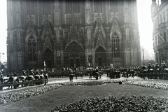 Germany, Köln, »Katonai parádé a kölni dóm előtt.« Leltári jelzet: MMKM TFGY 2017.7.16, 1930, Magyar Műszaki és Közlekedési Múzeum / Történeti Fényképek Gyűjteménye / Nickl Béla gyűjteménye, Fortepan #132240