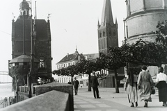 Germany, Düsseldorf, Rajna-parti sétány (Rheinuferpromenade), balról a Düsselschlösschen Weinhaus, a St. Lambertus Kirche és a Schlossturm. Balra a háttérben a Oberkasseler Brücke. Leltári jelzet: MMKM TFGY 2017.7.18, 1930, Magyar Műszaki és Közlekedési Múzeum / Történeti Fényképek Gyűjteménye / Nickl Béla gyűjteménye, Fortepan #132242