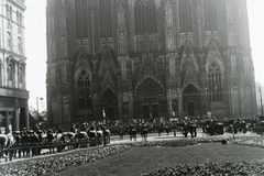 Germany, Köln, »Katonai parádé a kölni dóm előtt.« Leltári jelzet: MMKM TFGY 2017.7.28, 1930, Magyar Műszaki és Közlekedési Múzeum / Történeti Fényképek Gyűjteménye / Nickl Béla gyűjteménye, Catholic Church, gothic, Cathedral, pointed arch, Fortepan #132248