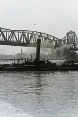 Germany, Duisburg, áruszállító gőzhajó a Rajnán az Admiral Scheer Brücke alatt. Leltári jelzet: MMKM TFGY 2017.7.33, 1930, Magyar Műszaki és Közlekedési Múzeum / Történeti Fényképek Gyűjteménye / Nickl Béla gyűjteménye, bridge, steamboat, Hermann Billing-design, Fortepan #132249