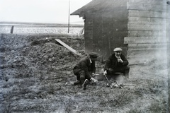 Hungary, Balatonkenese, ebéd az 1914. május 11-én történt földcsuszamlást és vasúti balesetet követő, a löszfal megerősítésére irányuló munkálatok szünetében. Leltári jelzet: MMKM TFGY 2017.6.88, 1914, Magyar Műszaki és Közlekedési Múzeum / Történeti Fényképek Gyűjteménye, lunch break, Fortepan #132253