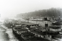 Hungary, Budapest XIII., Újpesti-öböl, jobbra a Népsziget. Szemben az MFTR Sas, mögötte ledöntött kéménnyel az Árpád oldalkerekes személyszállító gőzhajók. Leltári jelzet: MMKM TFGY 2017.10.11, 1919, Magyar Műszaki és Közlekedési Múzeum / Archívum / Negatívtár / özv Venczel Jánosné gyűjteménye, ship, winter, steamboat, Szőke Tisza II./Felszabadulás/Szent Imre/Sas/IV. Károly ship, Szent István/Queen Zita ship, Budapest, Árpád-ship, Fortepan #132293