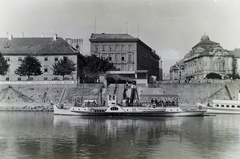 Slovakia, Bratislava, Duna-part, a Vízi laktanya (később Szlovák Nemzeti Galéria) előtti kikötőben a Dunaj (épült: 1911.) átkelő gőzhajó. Jobbra a Koronázási domb tér (később Námestie Ľudovít Štúr) és a Vigadó épülete (Redoute). A Leltári jelzet: MMKM TFGY 2017.10.76, 1935, Magyar Műszaki és Közlekedési Múzeum / Archívum / Negatívtár / özv Venczel Jánosné gyűjteménye, Fortepan #132328