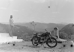 Románia,Erdély, Király-hágó, 1957, Szent-tamási Mihály, motorkerékpár, kilométerkő, DKW-márka, Fortepan #13235