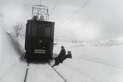 Magyarország, Budaörs, a Budapest-Törökbálint között közlekedő HÉV vonala. A BHÉV M V típusú, M 2051 pályaszámú, BBVV eredetű (ex BBVV 51) villamos motorkocsija 1928. decemberben. Gyártás: Gép- és Vasútfelszerelési Gyár, Kistarcsa, 1918. Leltári jelzet: 32508, 1928, Magyar Műszaki és Közlekedési Múzeum / Archívum / Negatívtár / BHÉV gyűjteménye, Budapest, Fortepan #132380