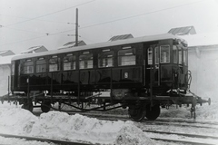 Magyarország, Budapest XI., Fehérvári út (Fő utca), Budafok Forgalmi telep. »A BHÉV P XII típusú. C 3209 pályaszámú, a budafoki vonalra készült 4-tengelyes pótkocsija 1928/1929 telén, a MÁV N 422718 pályaszámú pőrekocsiján. (Rendelési szám: Ordre 897, Gyártási szám: 27263/1928).« Leltári jelzet: 32521, 1928, Magyar Műszaki és Közlekedési Múzeum / Archívum / Negatívtár / BHÉV gyűjteménye, Budapest, Fortepan #132390