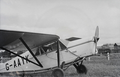 United Kingdom, London, Croydon repülőtér. De Havilland Puss Moth típusú repülőgép. Leltári jelzet: 217, 1930, Magyar Műszaki és Közlekedési Múzeum / Archívum / Negatívtár / Bottó András gyűjteménye, airplane, De Havilland-brand, Fortepan #132446