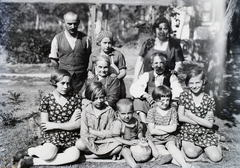 Leltári jelzet: 236, 1931, Magyar Műszaki és Közlekedési Múzeum / Archívum / Negatívtár / Bottó András gyűjteménye, sitting on the ground, family, arms crossed over the chest, kids, Fortepan #132462