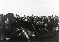 Magyarország, Budapest X., Rákosmező, az 1912. október 13-án lezuhant Kolbányi II. monoplán roncsa. A baleset során Takács Sándor pilóta szörnyethalt. Leltári jelzet: 276, 1912, Magyar Műszaki és Közlekedési Múzeum / Archívum / Negatívtár / Wéber Károlyné gyűjteménye, pilóta, baleset, repülőgép, monoplán, Budapest, Kolbányi-márka, járműroncs, Fortepan #132484