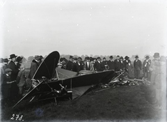 Magyarország, Budapest X., Rákosmező, az 1912. október 13-án lezuhant Kolbányi II. monoplán roncsa. A baleset során Takács Sándor pilóta szörnyethalt. Leltári jelzet: 278, 1912, Magyar Műszaki és Közlekedési Múzeum / Archívum / Negatívtár / Wéber Károlyné gyűjteménye, pilóta, baleset, repülőgép, monoplán, Budapest, Kolbányi-márka, járműroncs, Fortepan #132486