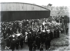 Magyarország, Budapest X., Rákosmező, a Kolbányi II. monoplánnal lezuhant Takács Sándor pilóta temetése előtti búcsúztatása 1912. október 16-án. Leltári jelzet: 295, 1912, Magyar Műszaki és Közlekedési Múzeum / Archívum / Negatívtár / Wéber Károlyné gyűjteménye, pilóta, temetés, Budapest, Fortepan #132500