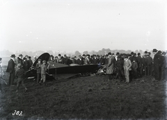 Magyarország, Budapest X., Rákosmező, az 1912. október 13-án lezuhant Kolbányi II. monoplán roncsa. A baleset során Takács Sándor pilóta szörnyethalt. Leltári jelzet: 303, 1912, Magyar Műszaki és Közlekedési Múzeum / Archívum / Negatívtár / Wéber Károlyné gyűjteménye, baleset, repülőgép, monoplán, Budapest, Kolbányi-márka, járműroncs, Fortepan #132507