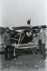 »Y (Ypsilon) Anzani motor. Schvachulay gépébe beépítve. Jobba Schvachulay, balra Dobos.« Leltári jelzet: 320, 1912, Magyar Műszaki és Közlekedési Múzeum / Archívum / Negatívtár / Wéber Károlyné gyűjteménye, repülőgép, monoplán, Schvachulay-márka, repülőkonstruktőr, Fortepan #132511