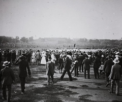 Magyarország, Budapest X.,Budapest XIV., Rákosmező, a mai Gyakorló utca környéke, háttérben a Kerepesi út épületei. Leltári jelzet: 693, 1910, Magyar Műszaki és Közlekedési Múzeum / Archívum / Negatívtár / Nyitrai Dezső gyűjteménye, Budapest, Fortepan #132526