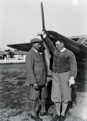 Hungary, Mátyásföld Airport, Budapest XVI., gróf Wenckheim Frigyes Angliából vásárolt Desoutter II típusú sportrepülőgépe. Előtte Dobos István pilóta és Schwalba József autóügynök. Leltári jelzet: 1122, 1930, Magyar Műszaki és Közlekedési Múzeum / Archívum / Negatívtár / özv Batta Ábrahámné gyűjteménye, flying, airplane, propeller, Budapest, Desoutter-brand, Fortepan #132536