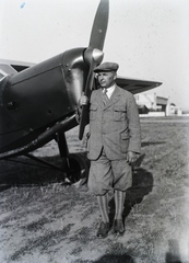 Hungary, Mátyásföld Airport, Budapest XVI., gróf Wenckheim Frigyes Angliából vásárolt Desoutter II típusú sportrepülőgépe, előtte Dobos István pilóta. Leltári jelzet: 1126, 1930, Magyar Műszaki és Közlekedési Múzeum / Archívum / Negatívtár / özv Batta Ábrahámné gyűjteménye, flying, airplane, propeller, Budapest, Desoutter-brand, Fortepan #132540