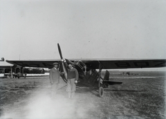 Hungary, Mátyásföld Airport, Budapest XVI., gróf Wenckheim Frigyes Angliából vásárolt Desoutter II típusú sportrepülőgépe. Előtte Dobos István pilóta és Schwalba József autóügynök. Leltári jelzet: 1136, 1930, Magyar Műszaki és Közlekedési Múzeum / Archívum / Negatívtár / özv Batta Ábrahámné gyűjteménye, flying, airplane, Budapest, registration mark, Desoutter-brand, Fortepan #132549